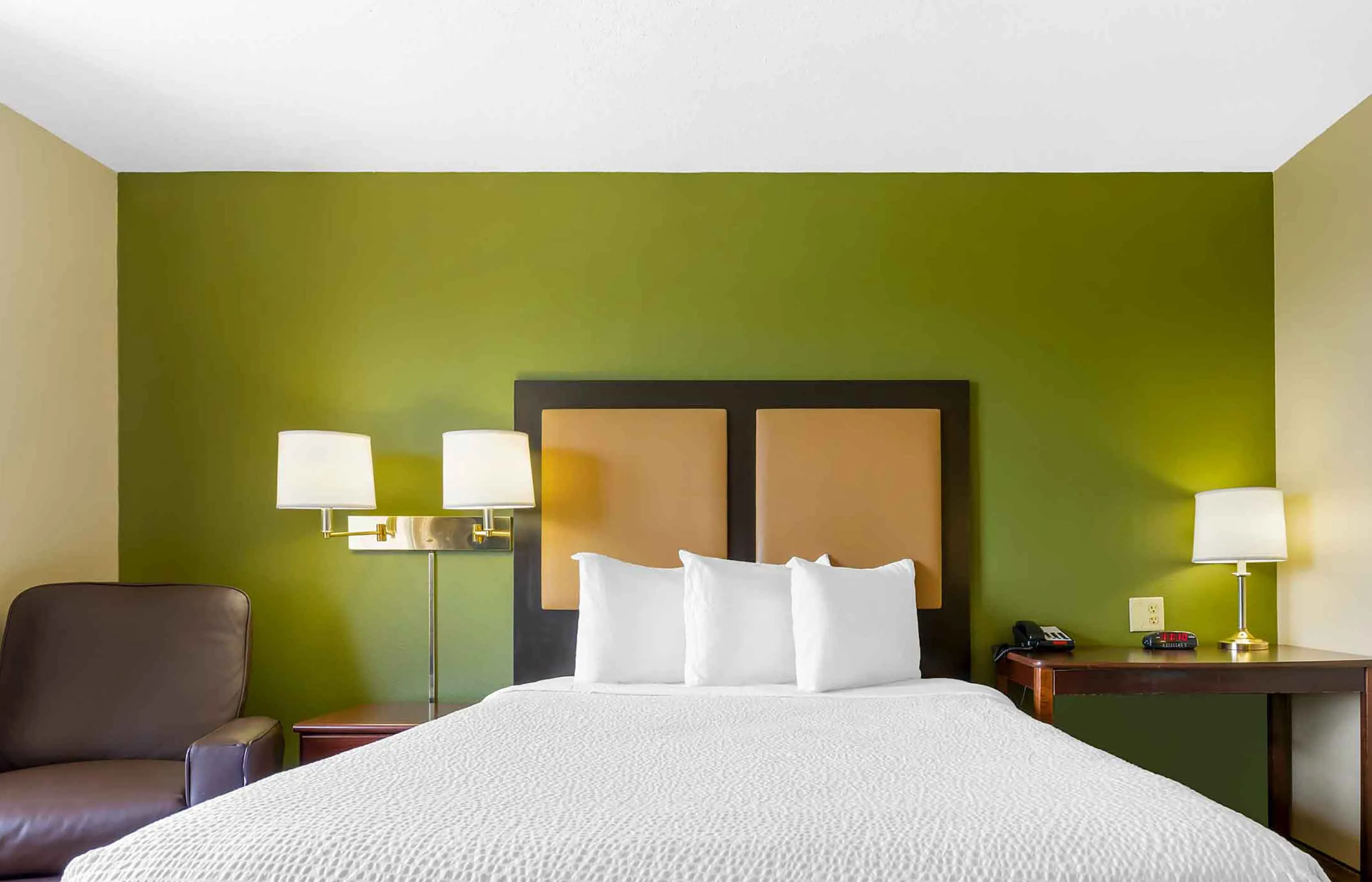 Deluxe Studio - 1 Queen Bed