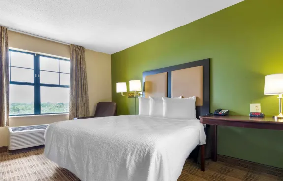 Deluxe Studio - 1 Queen Bed