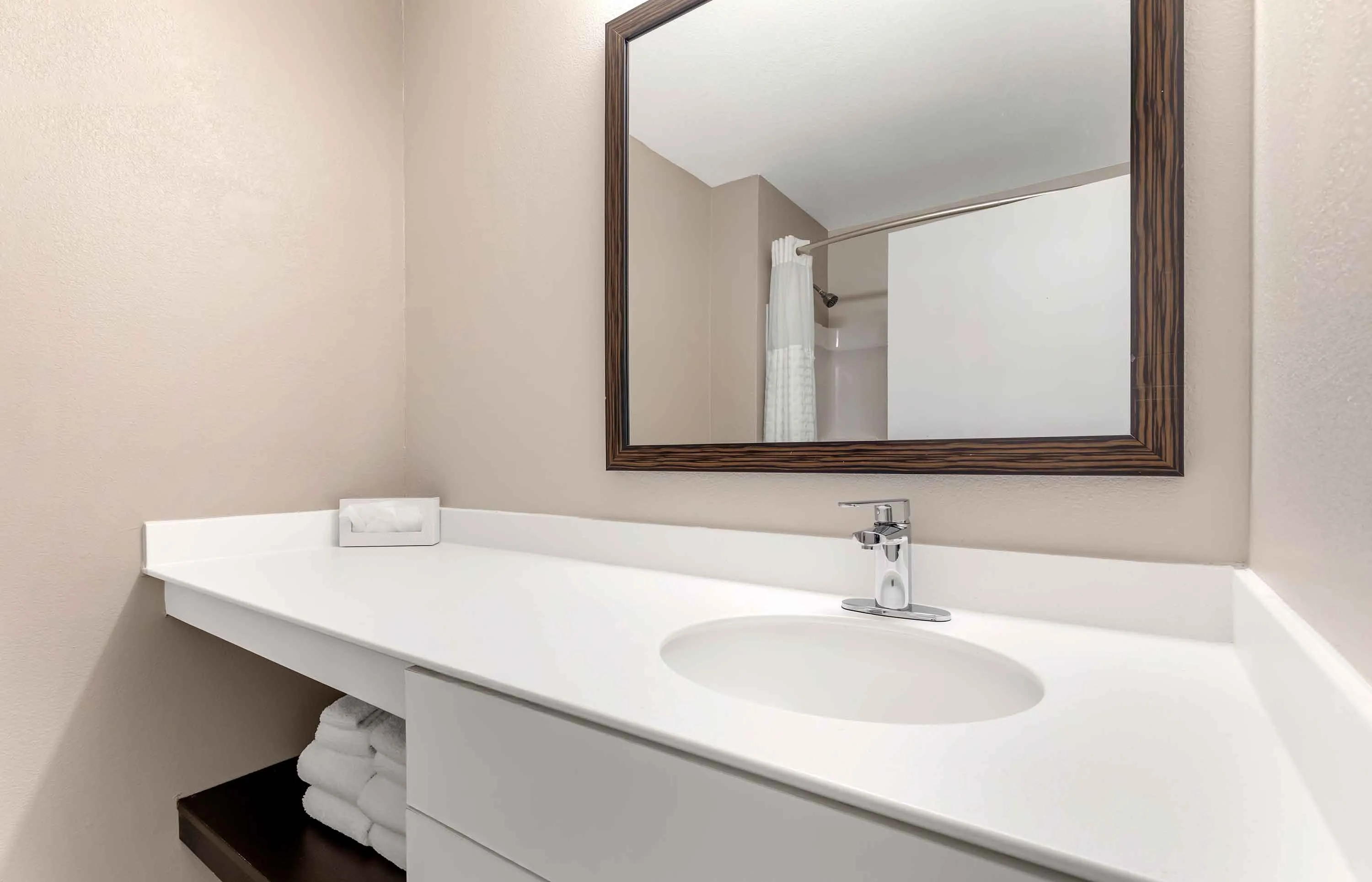 1 Bedroom Suite - 1 Queen Bed