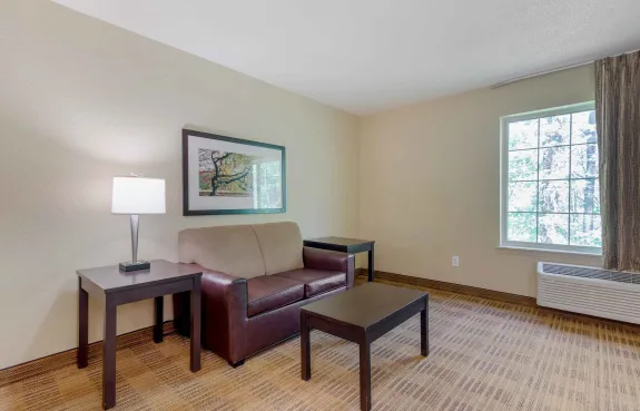 2 Bedroom Suite - 1 Queen Bed