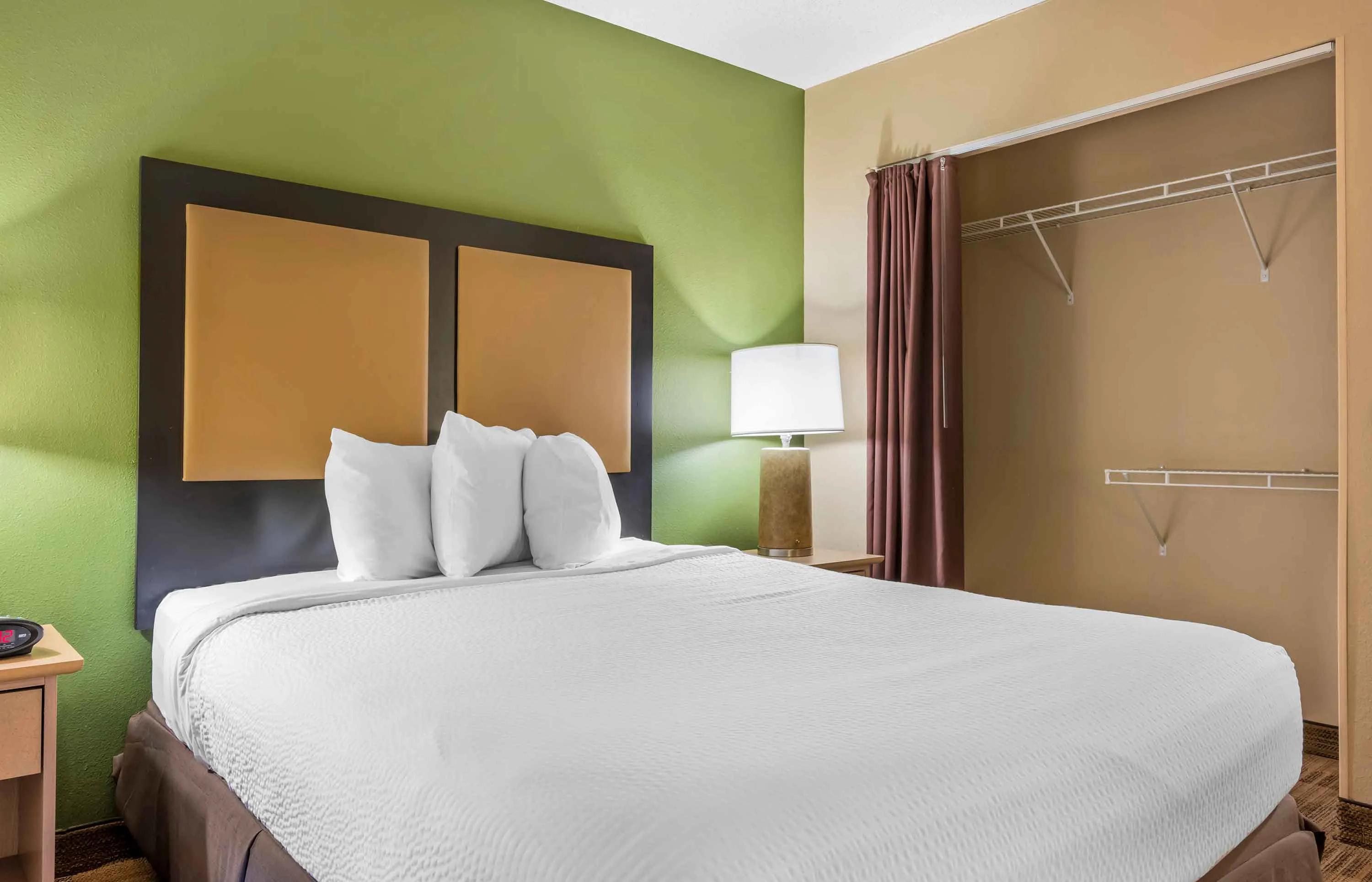 Deluxe Studio - 1 Queen Bed