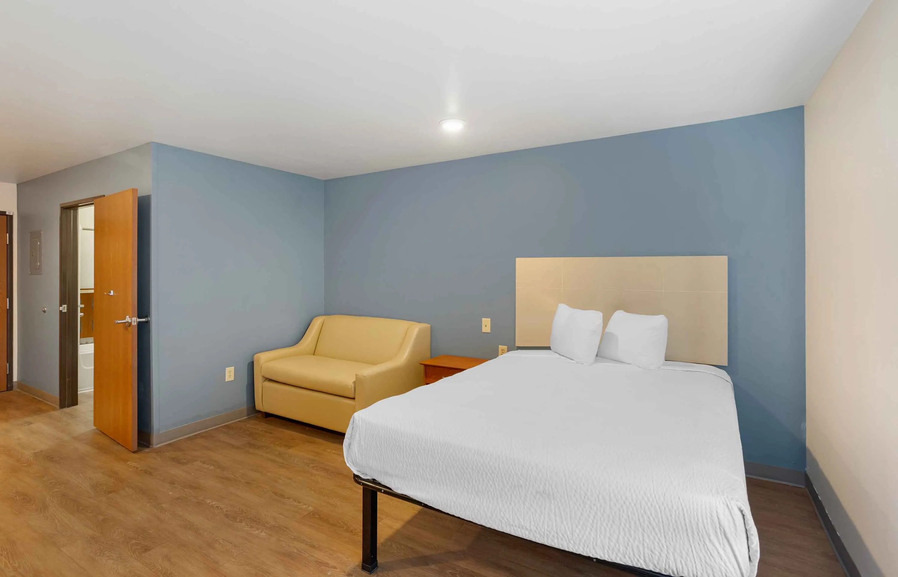 Deluxe Studio - 1 Queen Bed