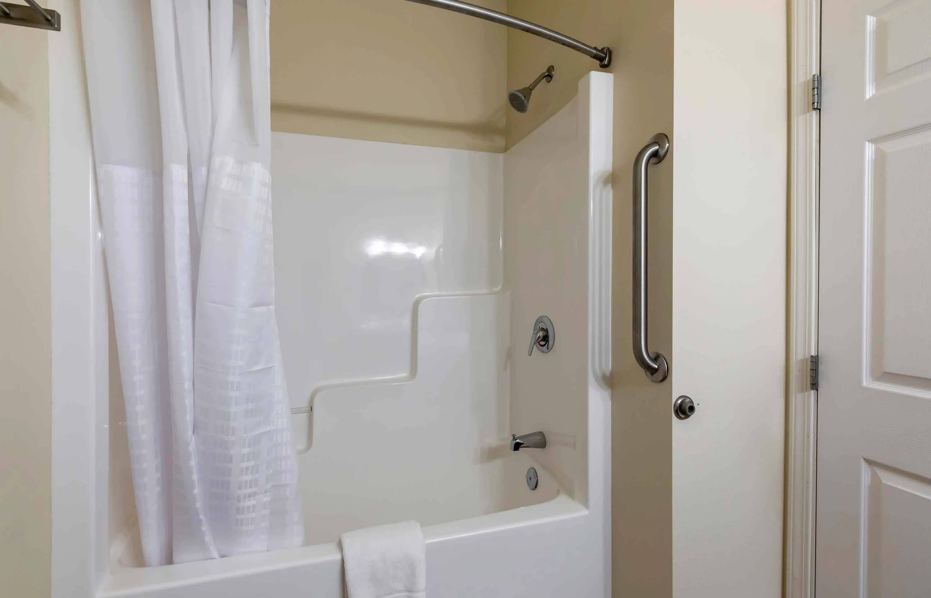 1 Bedroom Suite - 1 Queen Bed
