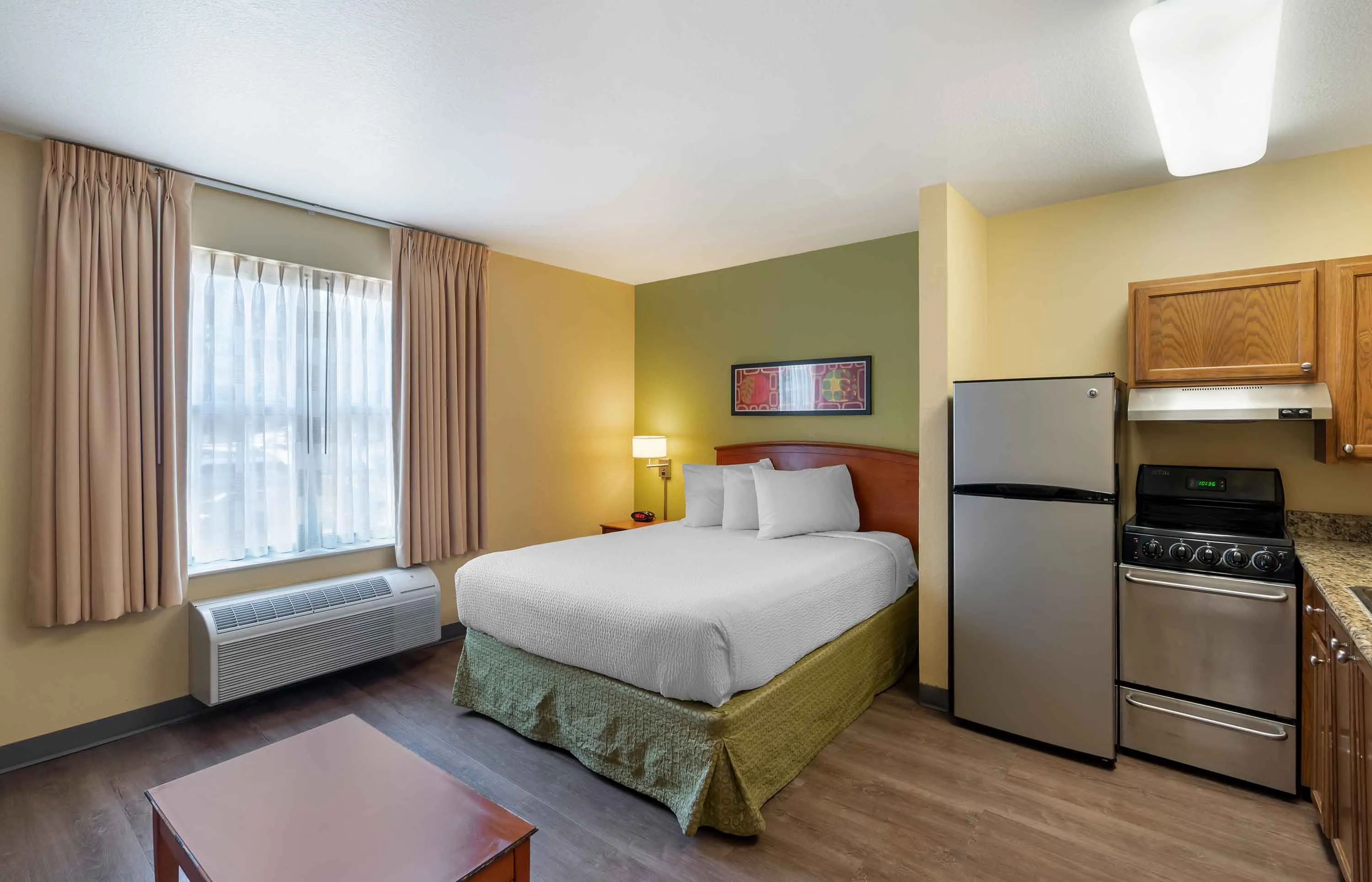 Deluxe Studio - 1 Queen Bed