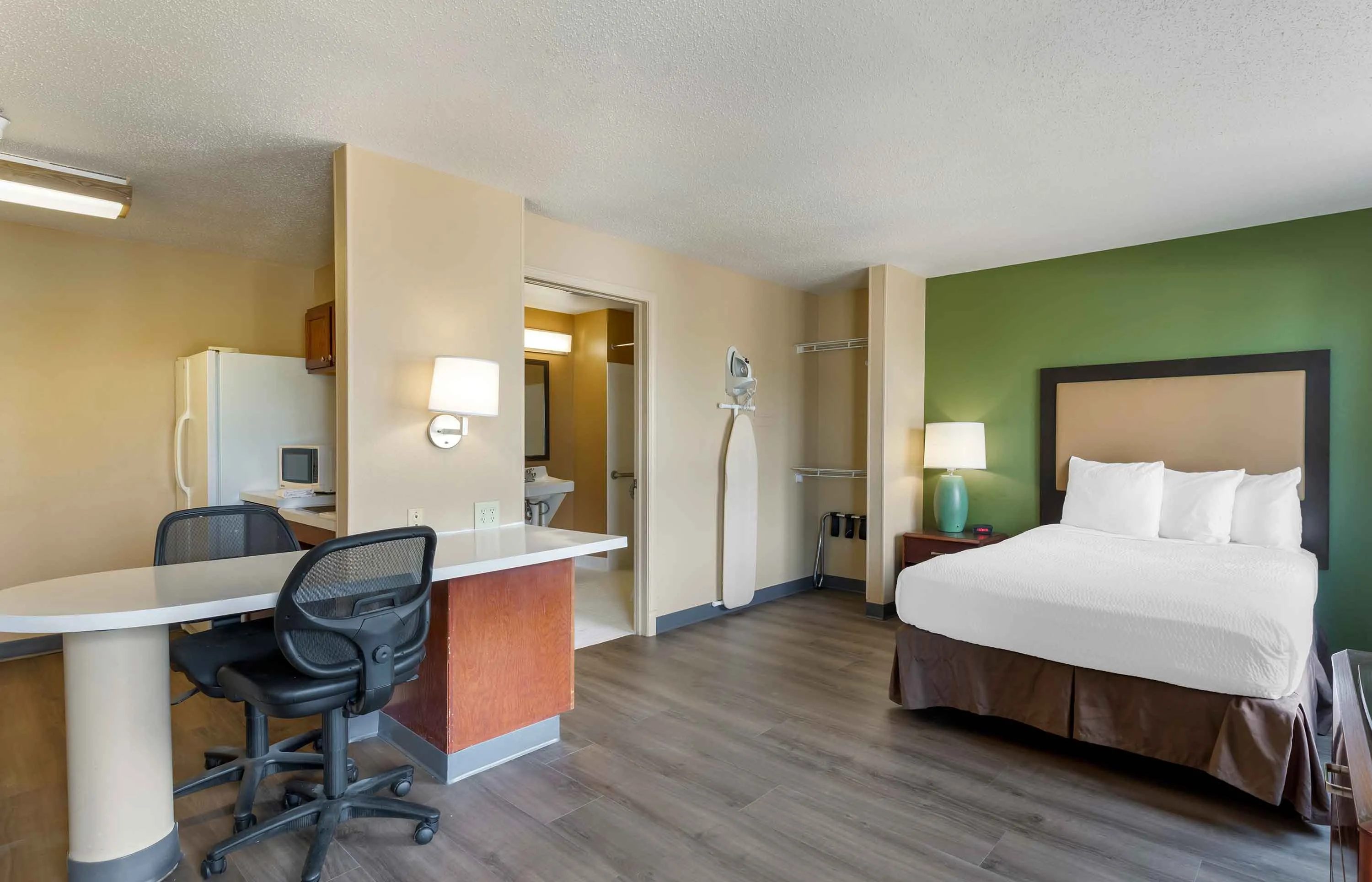 Deluxe Studio - 1 Full Bed