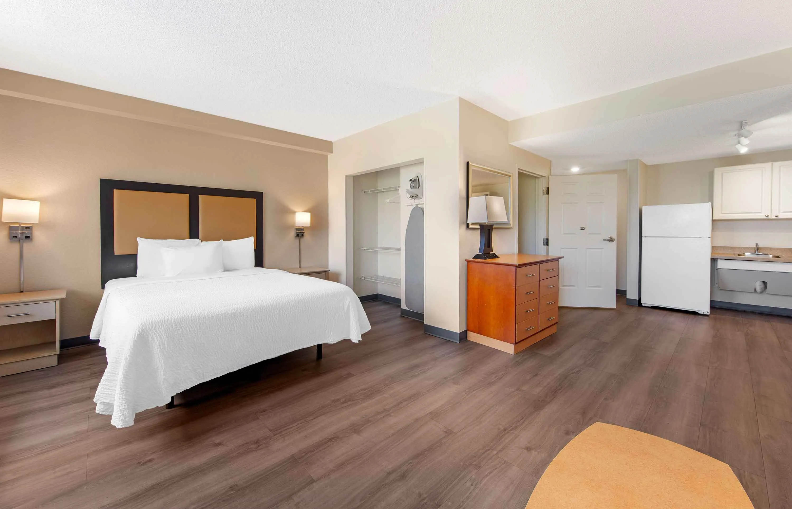 Deluxe Studio - 1 Queen Bed