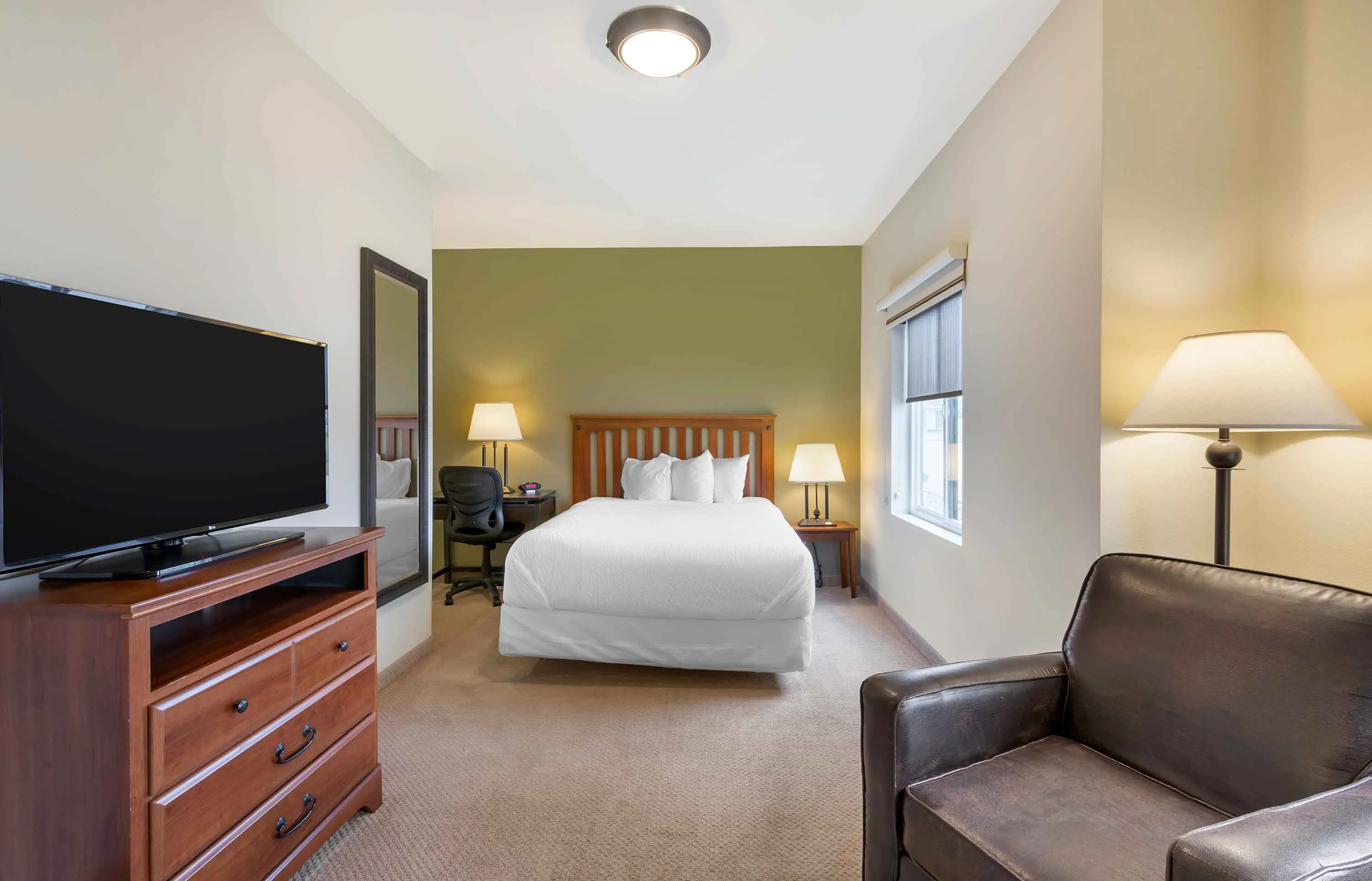 Deluxe Studio - 1 Queen Bed